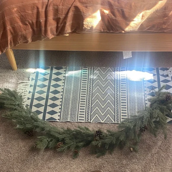 Green Pine Garland with Pinecones - Picture 4 of 4